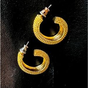 CHUNKY GOLD HOOP EARRINGS